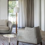 Lampadaire design sculptural en verre soufflé et base cuir – Luminaire LED intérieur